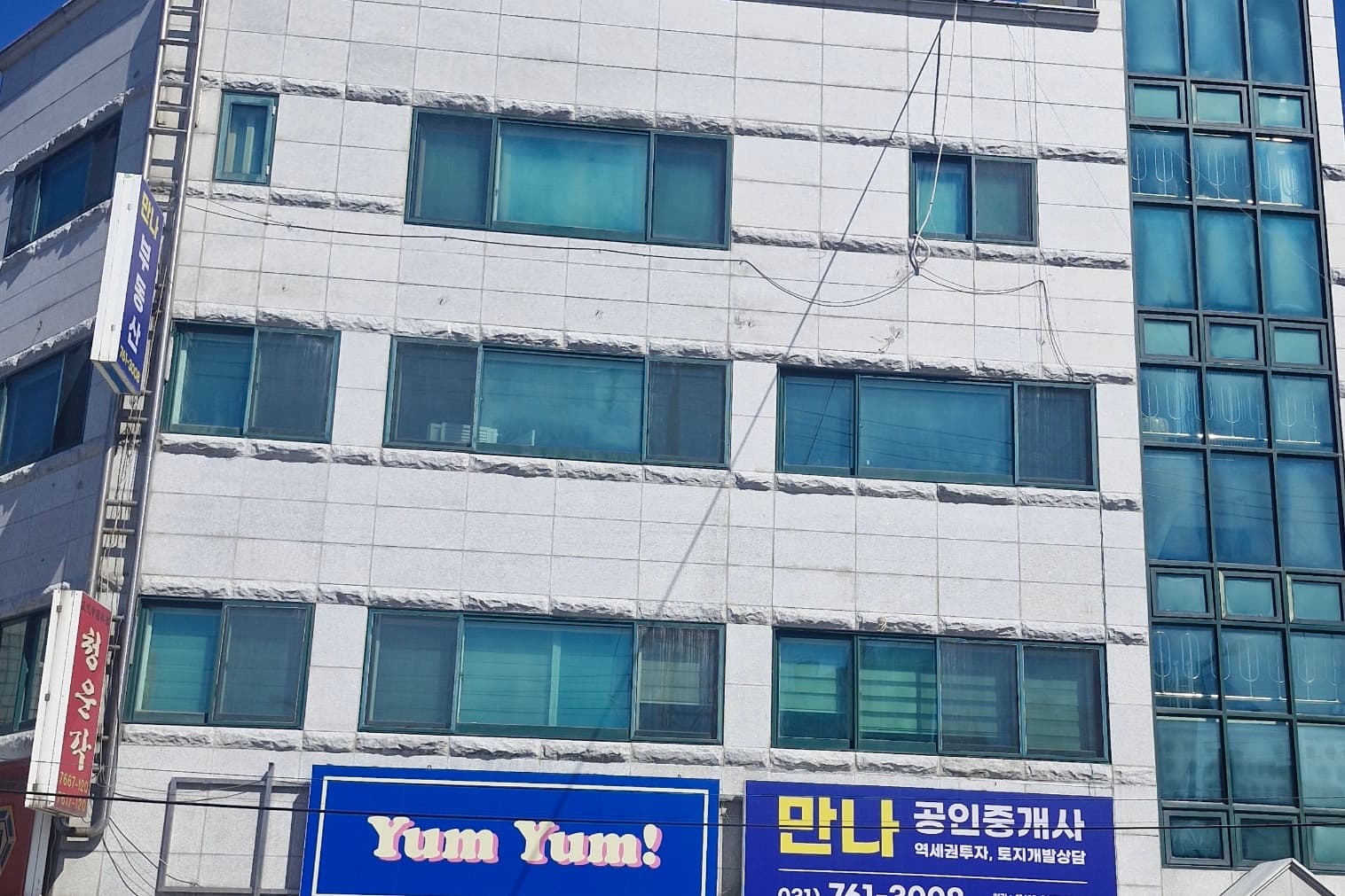 청소 후: 고압세척으로 깨끗해진 건물 외벽