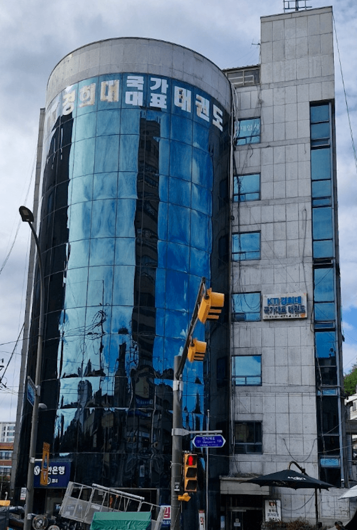 청소 후: 시트지를 제거하고 원상 복구한 유리면
