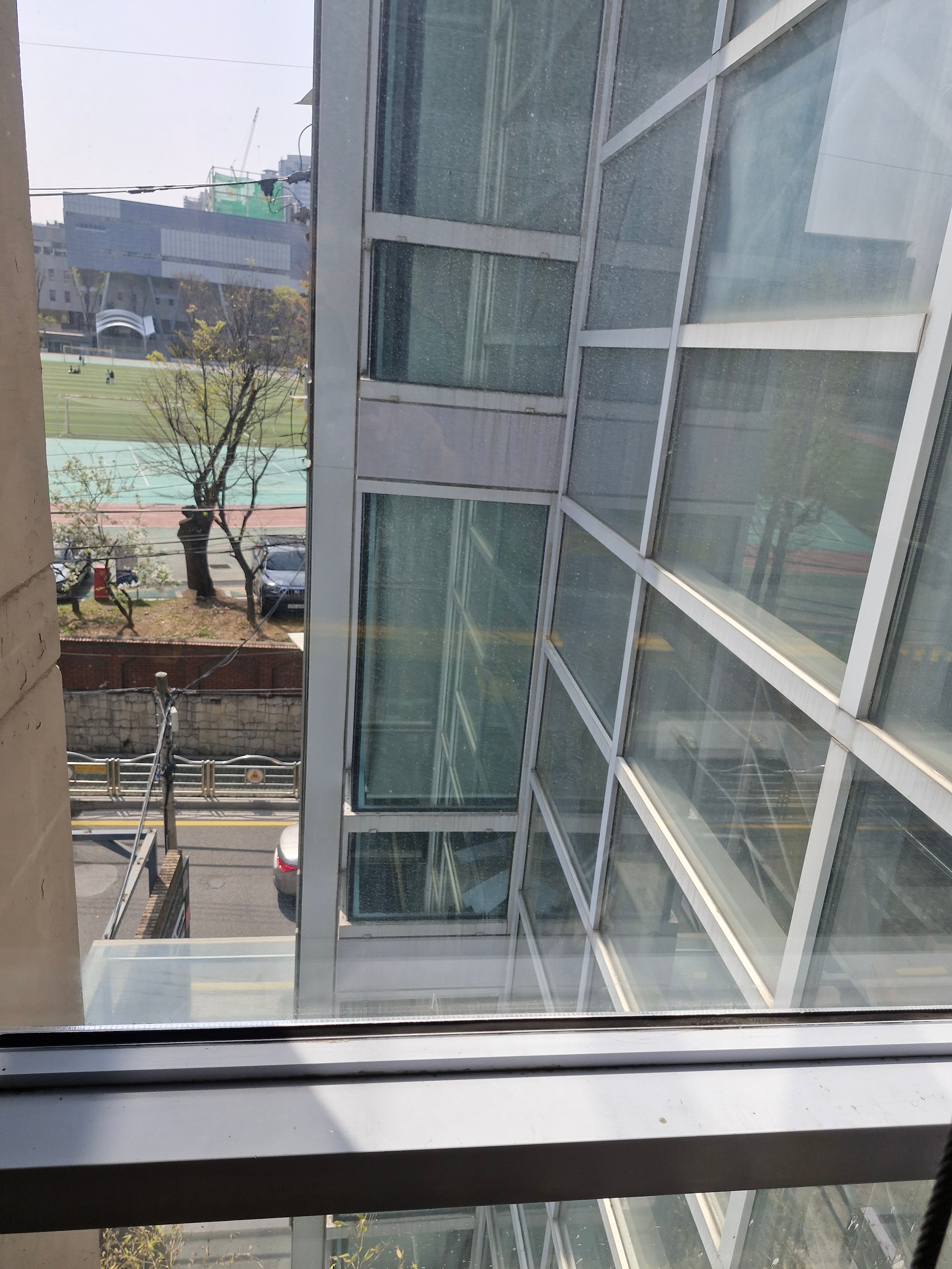 청소 후: 얼룩 없이 투명해진 오피스 빌딩 유리창